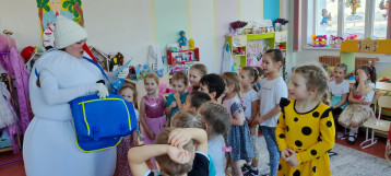 К детям пришёл Снеговик - почтовик и вручил письмо-приглашение на зимний праздник весёлый порезвиться, поиграть, да удаль свою в зимних видах спорта показать! К детям пришёл Снеговик - почтовик и вручил письмо-приглашение на зимний праздник весёлый порезвиться, поиграть, да удаль свою в зимних видах спорта показать!.